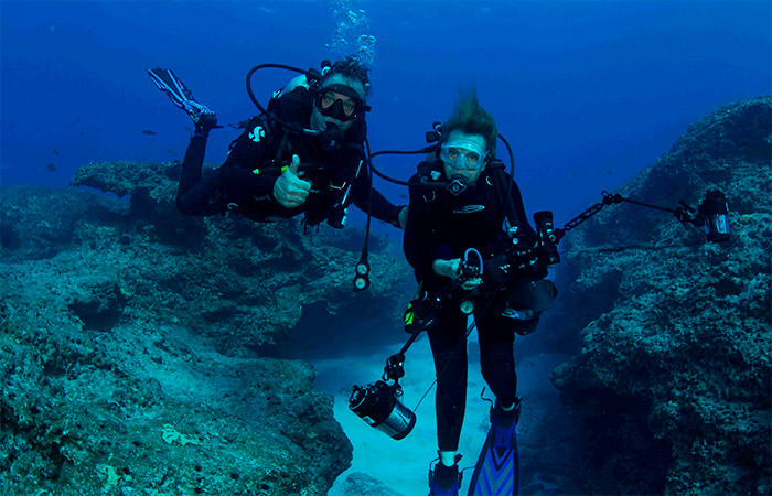 Sylvia Earle Sylvia Earle buceando en los fondos marinos en compañía de otro buzo