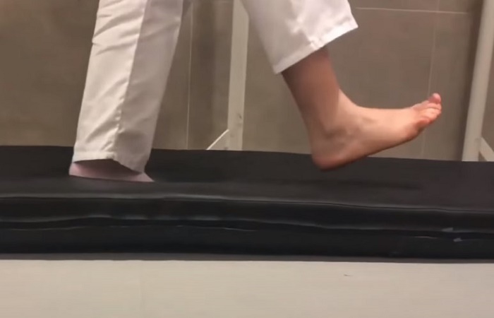 Caminar sobre una colchoneta, un ejercicio que ayuda a fortalecer los ligamentos Esguinces mal curados ejercicios sobre conchoneta