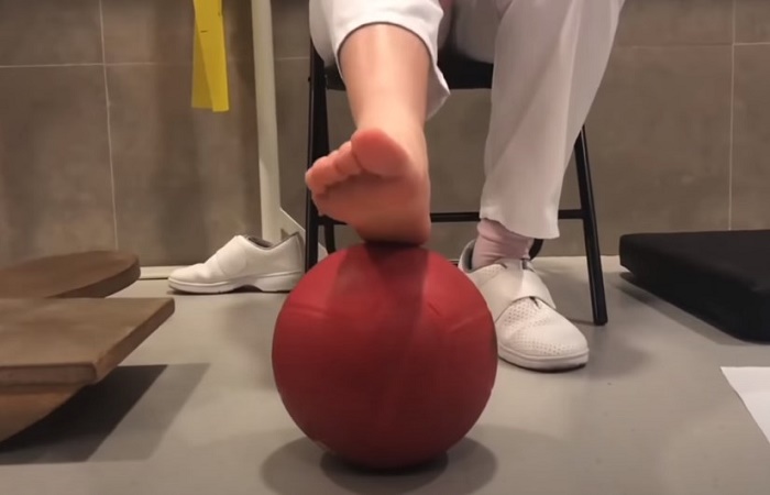 El balón medicinal, una ayuda para recuperar los esguinces mal curados Esguinces mal curados ejercicios con el balón medicinal