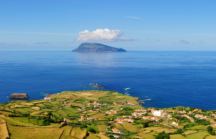 Isla Corvo vista desde Isla Flores