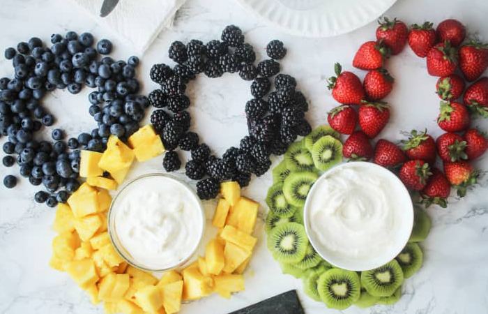 aros de fruta con los colores olímpicos y yogur aros de fruta