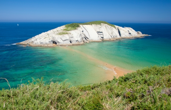 Playa de Covachos en Santa Cruz de Bezana, Cantabria