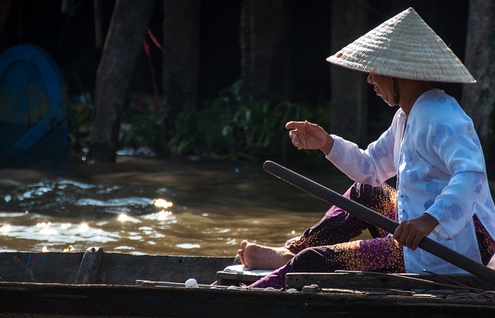 Mujer con un nón lá curiosidades de vietnam: Nón La