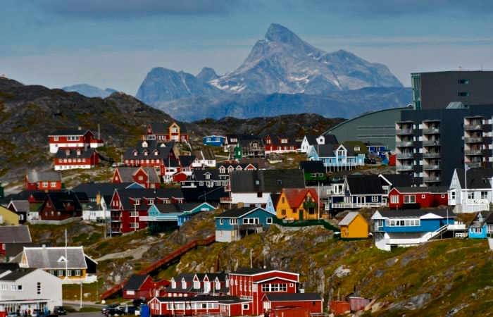 La mayor concentración de habitantes se da en la capital, Nuuk Nuuk, capital groenlandesa