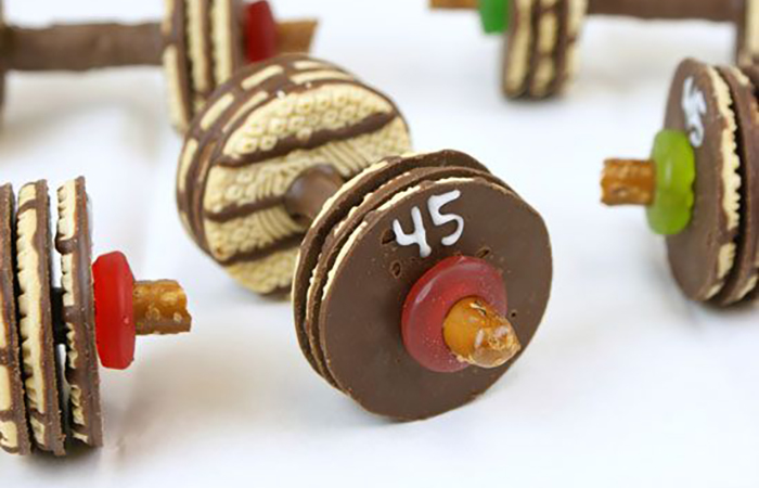 pesas hechas con galletas y pretzel pesas de chocolate