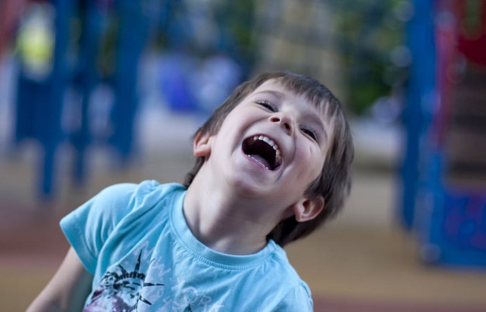 El humor en la crianza puede aliviar las inquietudes infantiles Humor en la crianza como bálsamo de los problemas