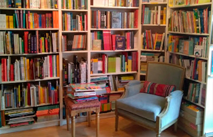 Sillón y estantes de la librería el dragón lector librerías infantiles: El dragón lector