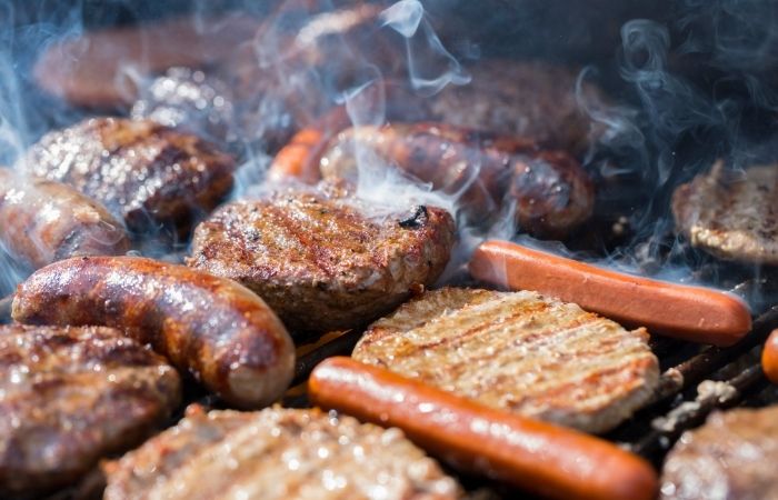 Las hamburguesas y salchichas tienen un contenido elevado de grasas saturadas.