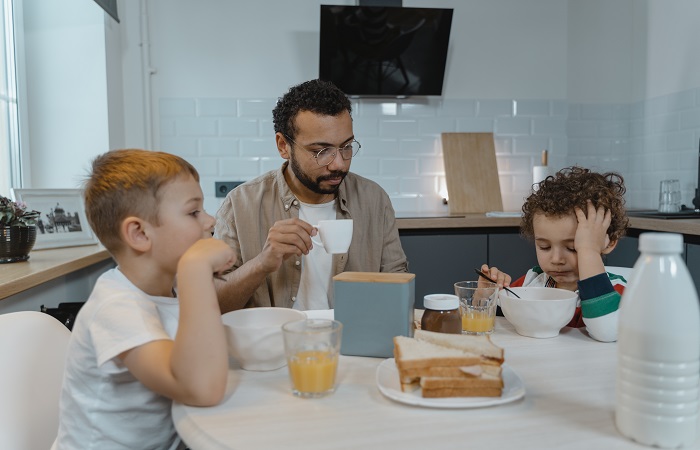 Nuevos hermanos en familias mixtas Conocer a los hermanos en familias mixtas