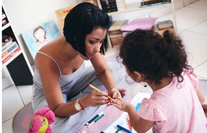 niña sinestésica jugando con su madre madre ayudando a su hija a conocer la sinestesia