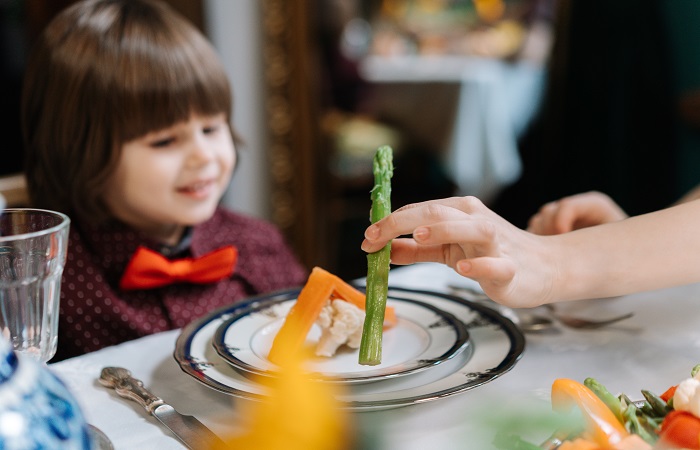 Probar alimentos, indicativo de que no hay problemas Introducción de alimento en los niños delicados con la comida