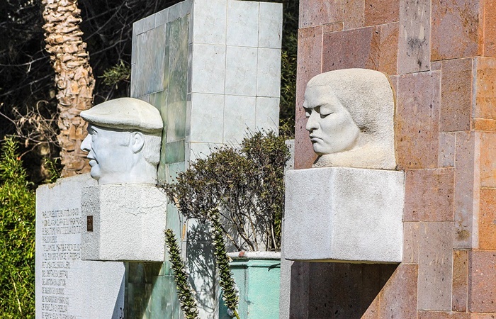 Monumento a Pablo Neruda y a Gabriela Mistral curiosidades de Chile, país de poetas