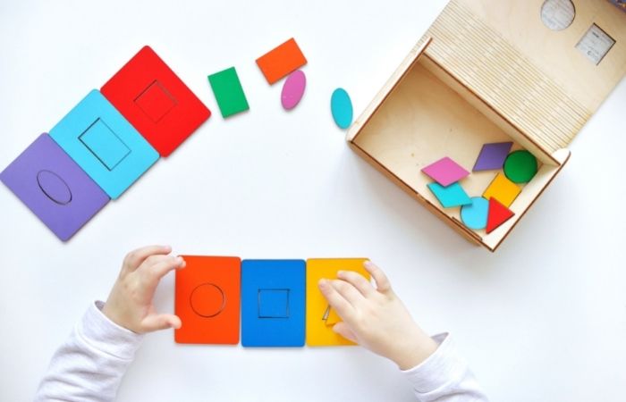 Niños hablan solos e inteligencia: haciendo bien un juego de encajar figuras geométricas. niños hablan solos: al parecer, son más inteligentes