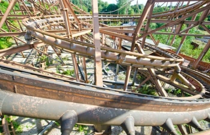 Montaña rusa abandonada en el parque de atracciones Camelot, Reino Unido Raíles de una antigua montaña rusa en el parque de atracciones Camelot de Reino unido