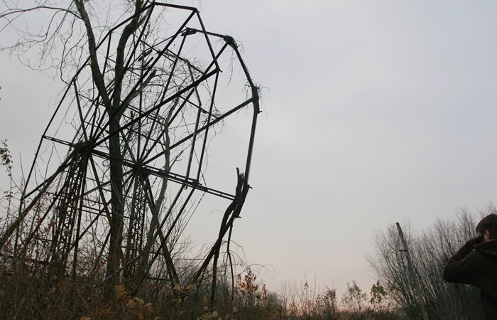 Fotografía de Dana Beveridge. Noria abandonada en Chippewa Lake Park Chippewa Lake Park, Ohio: noria abandonada entre la maleza