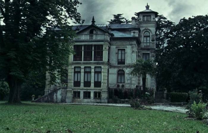 Palacio de Partarriu, fotograma de El Orfanato Películas de terror y suspense rodadas en España: El Orfanato