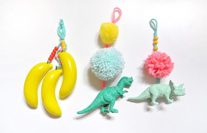Juguetes y pompones para personalizar tu mochila pesonalizar la mochila con juguetes