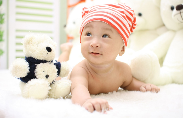 imagen bebé con peluche nombres originales de niño