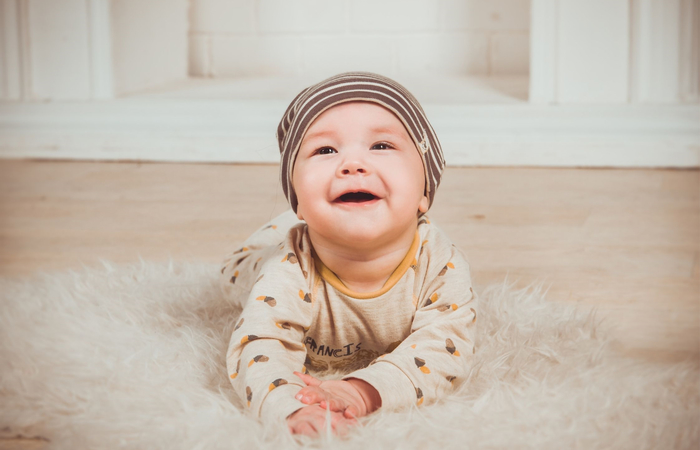 imagen bebé sonriente en pijama y con gorrito bebé sonriente
