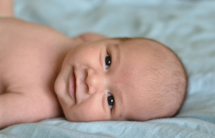 imagen bebé recién nacido sonriente nombres originales de niño: sonrisa
