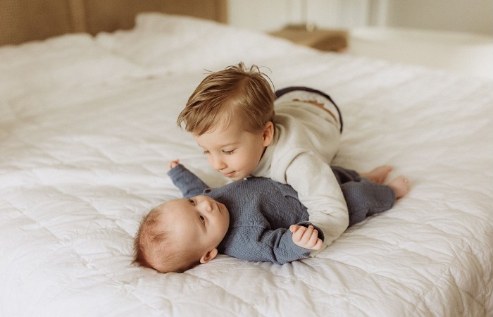 Celos entre hermanos tras el nacimiento Celos entre hermanos cuando llega un bebé