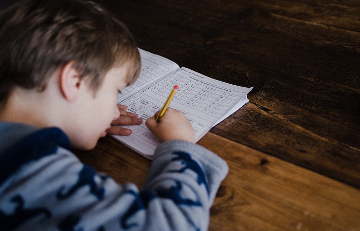 Problemas por escribir en malas posturas Malas posturas para escribir