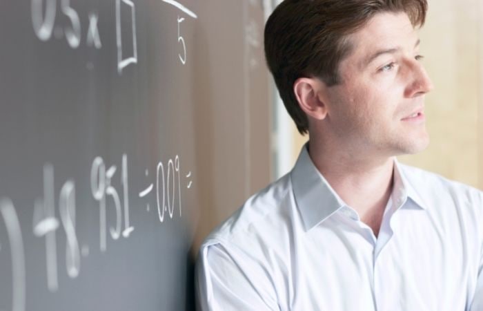 El profesor de matemáticas también puede enseñarles a los niños qué son los impuestos Enseñarles a los niños qué son los impuestos, por ejemplo en la clase de matemáticas
