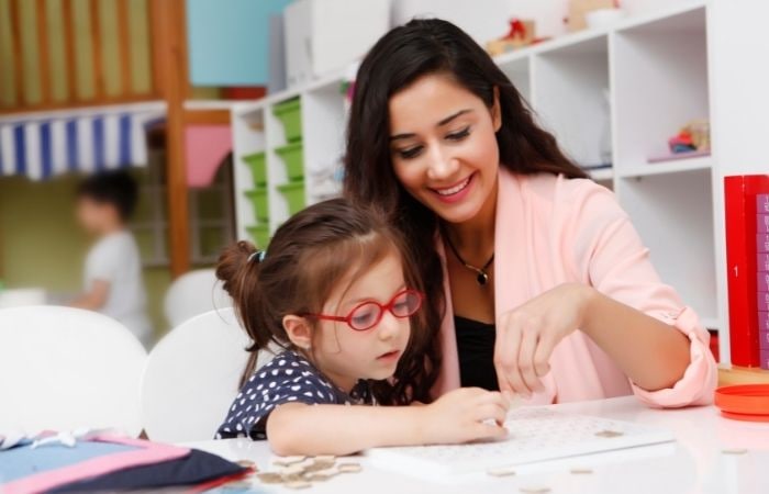 Hacerle los deberes a tu hijo no ayudará al profesor en su tarea con él NO debes hacerle los deberes a tu hijo, no le ayudas