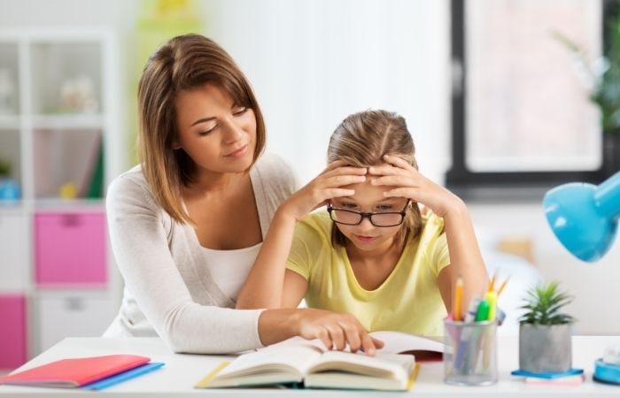 Hacerle los deberes a tu hijo: ayudar no es suplantar Hacerle los deberes a tu hijo: madre ayudando a su hija