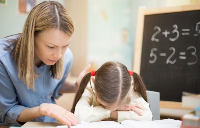 Hacerle los deberes a tu hijo: los padres tampoco debemos ser demasiado exigentes Hacerle los deberes a tu hijo: no le regañes ni le presione