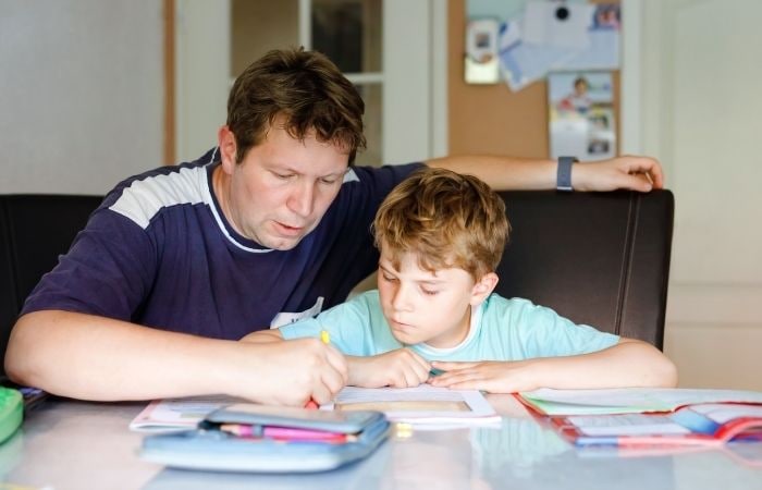 Hacerle los deberes a tu hijo padres