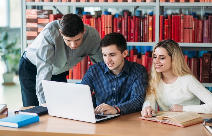 Los jóvenes españoles no confían en la Universidad por sí sola