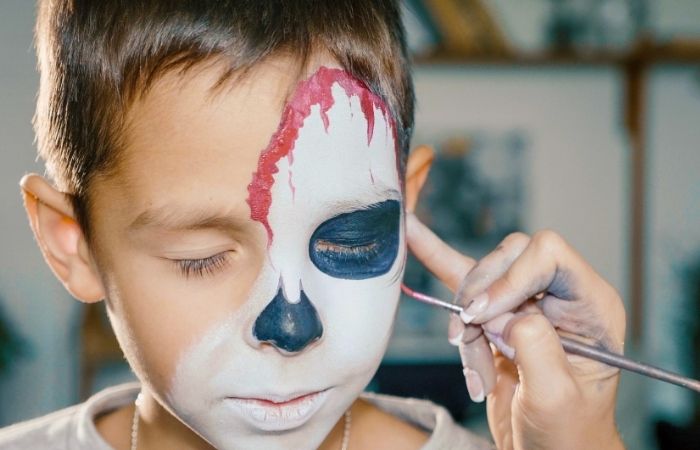 El mal uso de lentes cosméticas de fantasía y maquillaje daña la visión