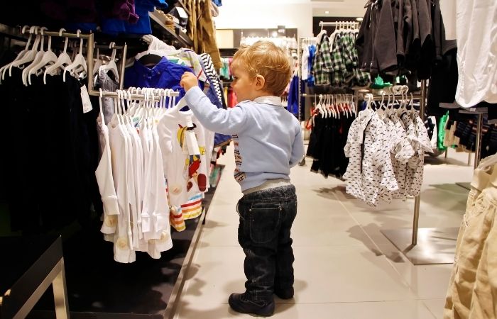 comprar ropa con niños dejar que elijan niño elige su propia ropa en tienda