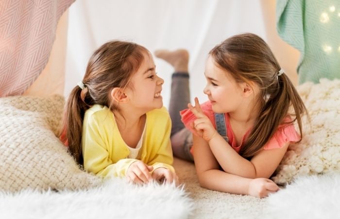 Los niños que no dejan hablar a los demás son egocéntricos Los niños que no dejan hablar a los demás tienen problemas para hacer amistades