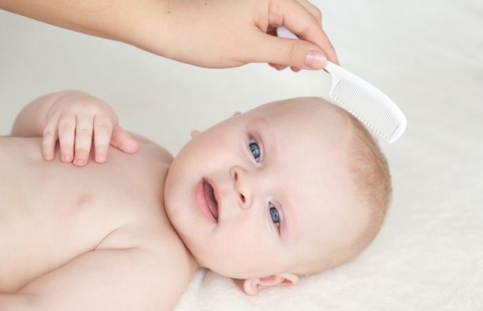 Se les cae el pelo a los bebés. pronto volverá a salir Se les cae el pelo a los bebés: es transitorio