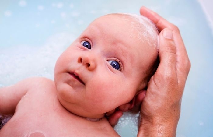 Se les cae el pelo a los bebés: lava su cabeza con suavidad Se les cae el pelo a los bebés: lavado de cabeza