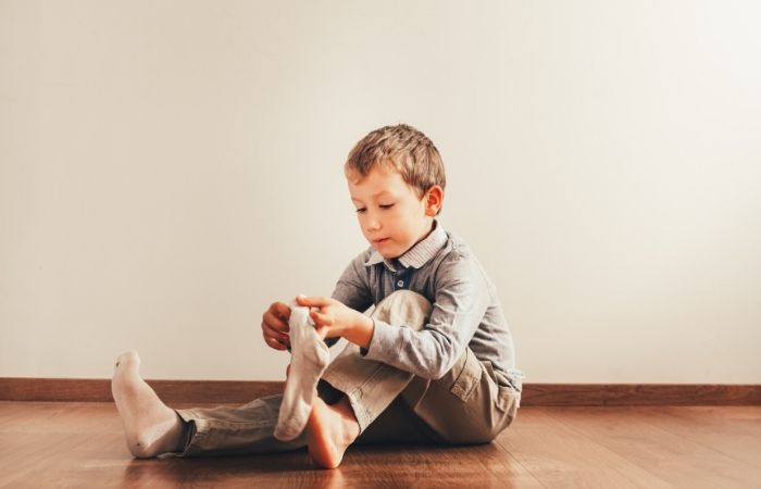 niño elije su propia ropa niño eligiendo su ropa y vistiéndose