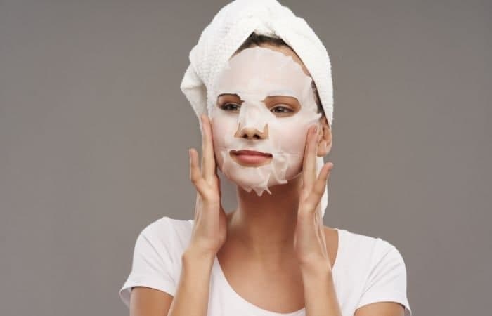 Aplicarse mascarilla varias veces por semana, parte de la rutina facial coreana Curiosidades de Corea del Sur: Rutina facial coreana de 10 pasos