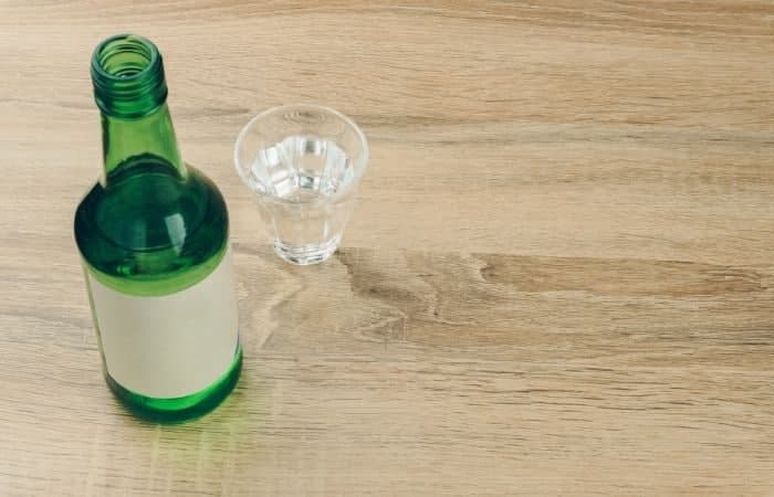 Botella de soju, bebida alcohólica típica del país Soju, bebida alcohólica típica coreana