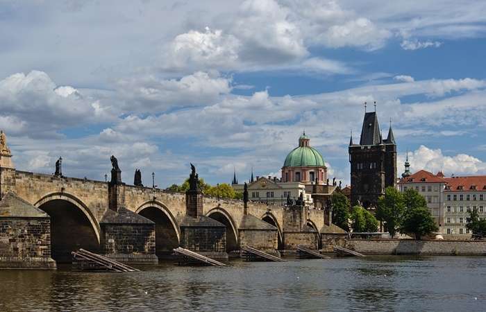Puente de Carlos, uno de los monumentos más conocidos de Praga Curiosidades de la República Checa:Puente de Carlos, Praga