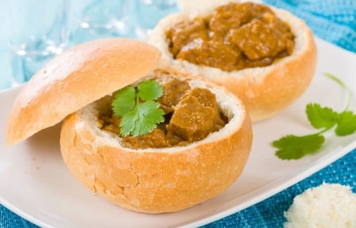 'Bunny chow', plato típico sudafricano Bunny chow, pan relleno típico de la cocina sudafricana