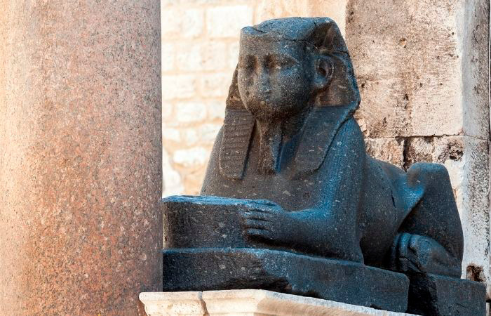 Esfinge en granito negro de África, palacio del emperador Diocleciano esfinge egipcia del palacio de Diocleciano en Slpit