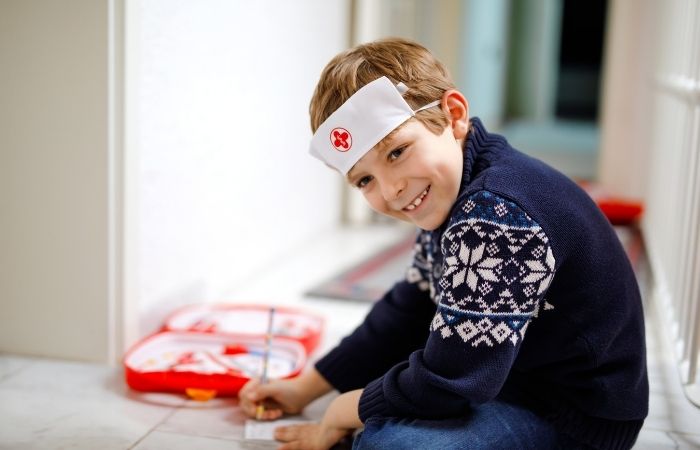 expectativas sobre la futura profesión de nuestros hijos: ¿será médico? niño jugando a ser enfermero o médico