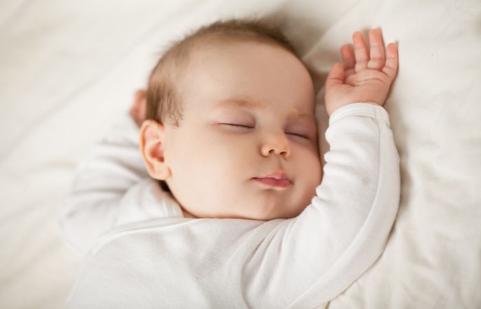 niña recién nacida dormida, imagen de felicidad nombres originales de niña