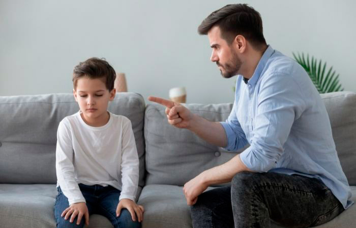 La crianza mediante amenazas crea niños infelices Las amenazas cran un vínculo entre obediencia e infelicidad