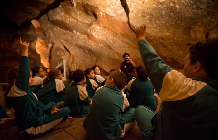 Hacer una excursión a las Coves de Montserrat es una gran opción Salidas escolares por Barcelona: Coves del Salnitre