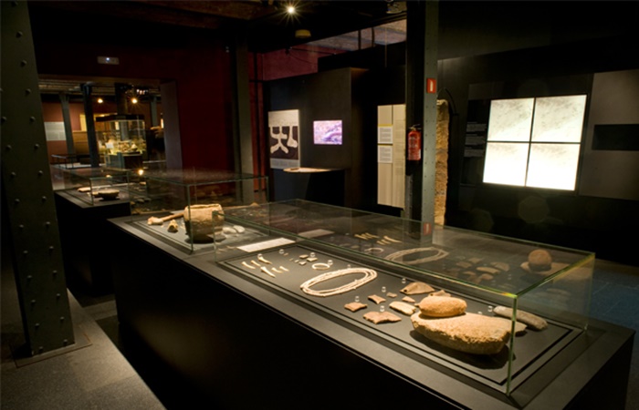 Sala de exposiciones del Museo de Historia de Cataluña Salidas escolares por Barcelona: historia