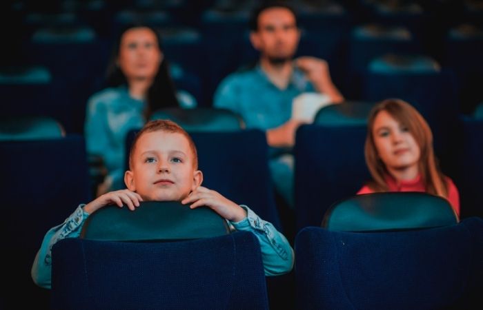 gestionar el estrés, entre los beneficios ir al cine para niños cuales son los beneficios de ir al cine con niños