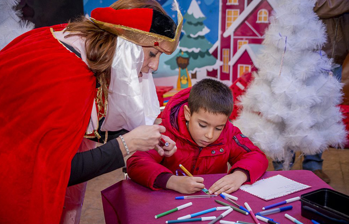 niño en la fábrica de los reyes magos Un plan para cada día de Navidad en Madrid: La Fábrica de los Reyes Magos